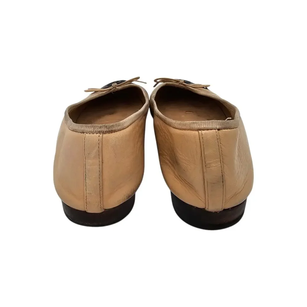 Chanel CC Cap Toe Ballet Flat Beige Tan Black Leather Slipper Size 38.5 7.5 8
